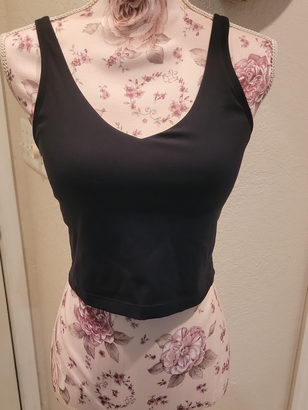 Black Scoop Neck Cropped Tank Top - Women